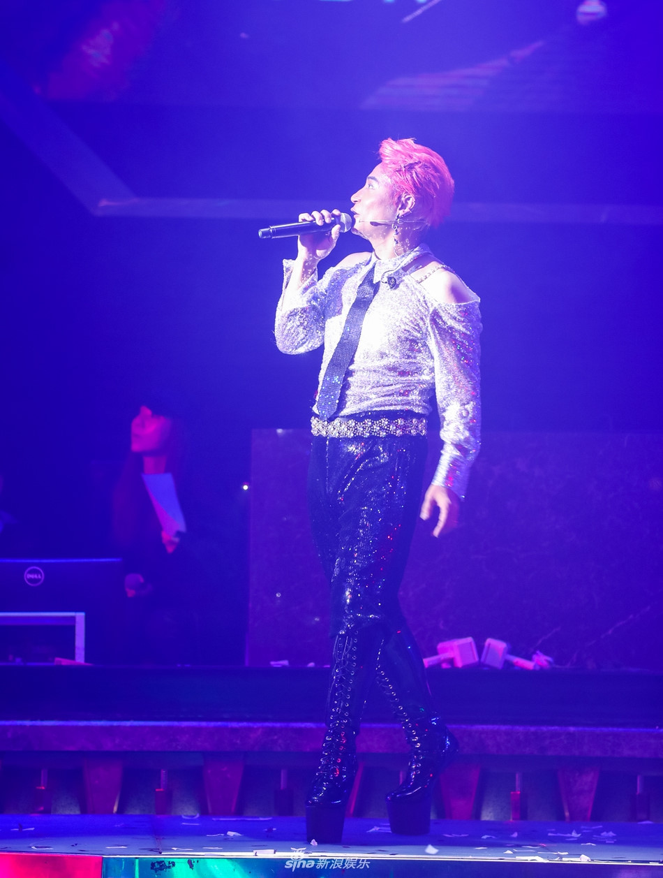 Tài tử Hoàn Châu cách cách bị la ó vì mặc phản cảm trên sân khấu